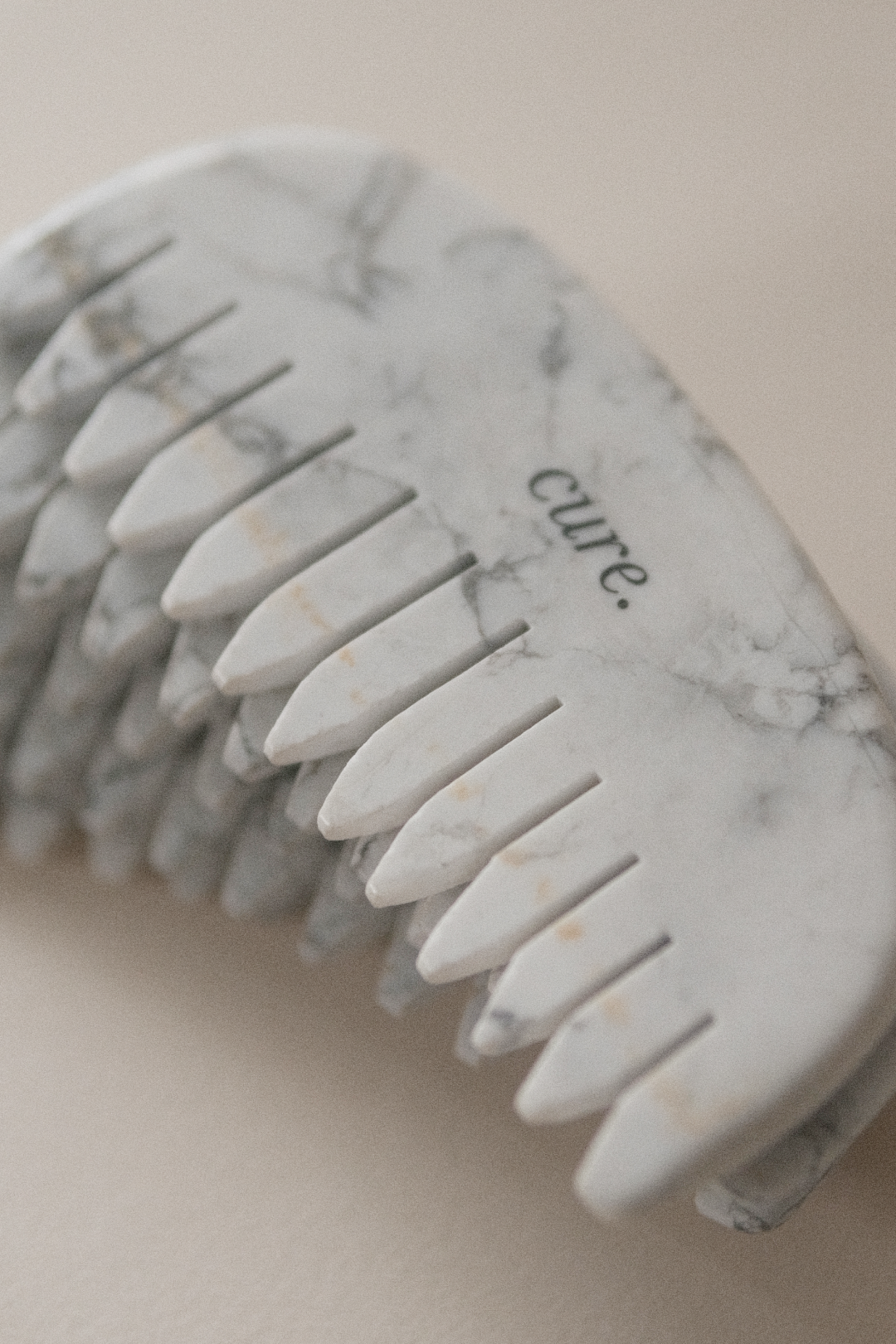 Pieptăne din piatră naturală Howlite Scalp Comb Gua Sha
