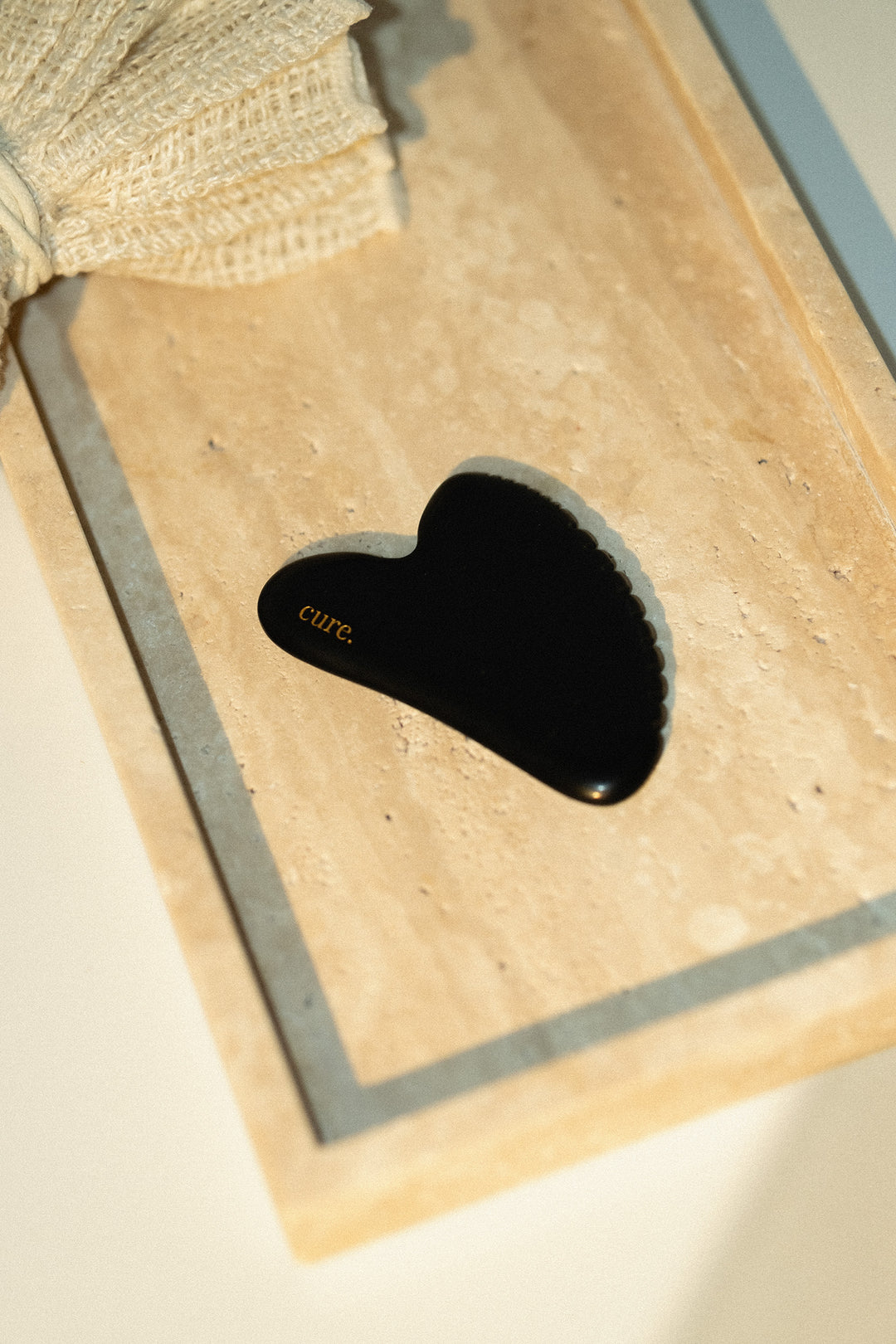 Piatră naturală Bian Stone Heart Gua Sha pentru masaj facial & corporal