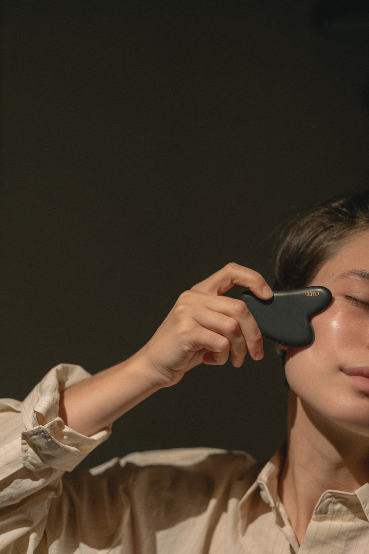 Piatră naturală Bian Stone Heart Gua Sha pentru masaj facial & corporal