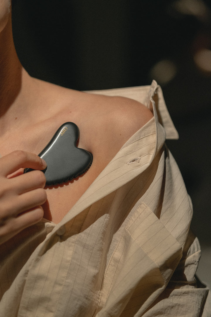 Piatră naturală Bian Stone Heart Gua Sha pentru masaj facial & corporal